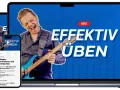 Mann spielt Gitarre, auf Bildschirmen steht "Effektiv Üben".