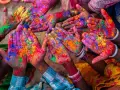 Hände mit bunter Farbe bestäubt, Holi Festival.