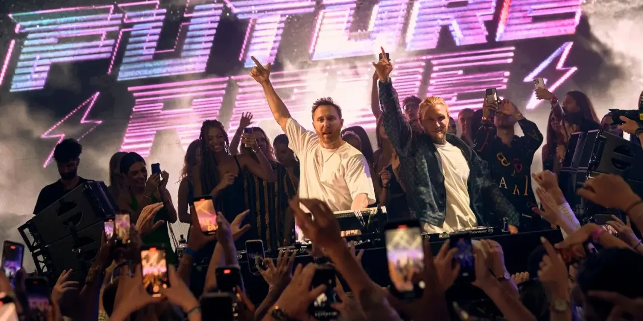 David Guetta und ein anderer DJ performen vor jubelnder Menge mit "FUTURE RAVE" Schriftzug.