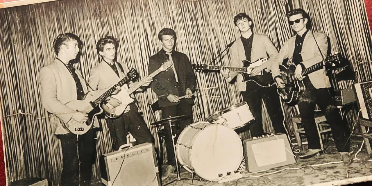 Fünf junge Männer mit Gitarren und Schlagzeug, die die Musikrichtung der 60er Jahre repräsentieren.