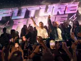 David Guetta und ein anderer DJ performen vor jubelnder Menge mit "FUTURE RAVE" Schriftzug.