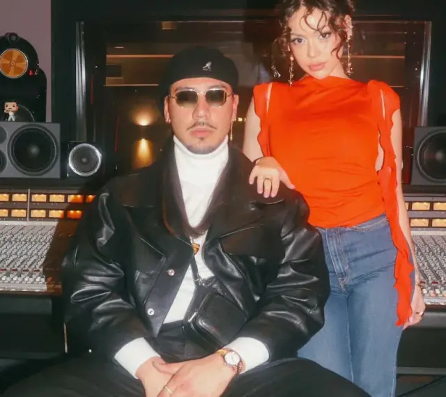 Apache 207 und eine Frau im Studio, vielleicht beim Aufnehmen des "Wunder" Songtexts.