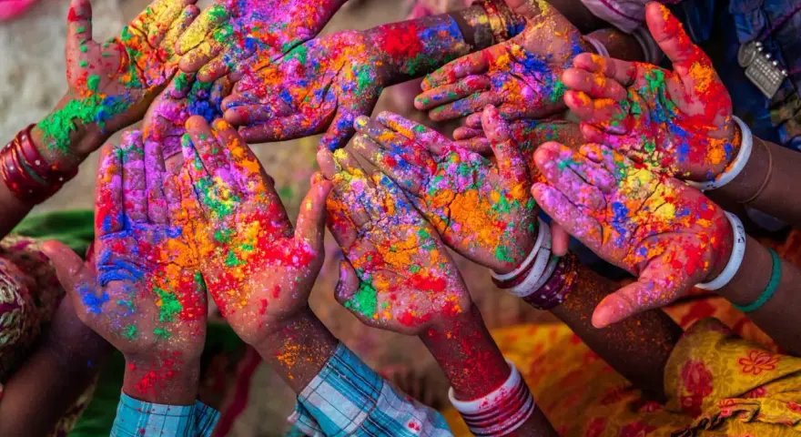 Hände mit bunter Farbe bestäubt, Holi Festival.