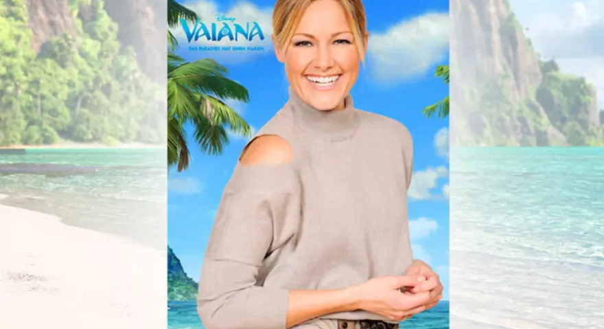 Lächelnde Frau vor tropischer Kulisse mit Vaiana-Logo.