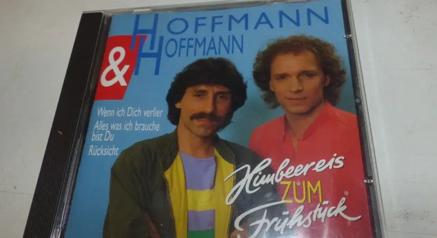 CD-Cover von Hoffmann & Hoffmann mit den beiden Künstlern und dem Titel "Himbeereis zum Frühstück".