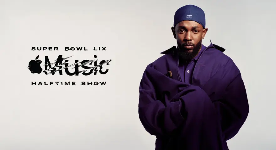 Mann mit Bart und blauer Kappe trägt lila Jacke. Text: Super Bowl LIX Apple Music Halftime Show.