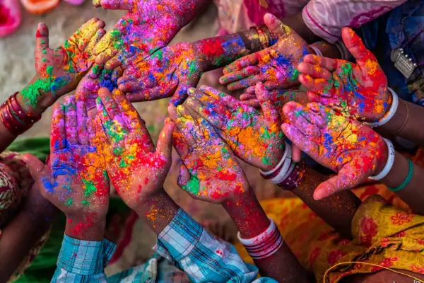 Hände mit bunter Farbe bestäubt, Holi Festival.