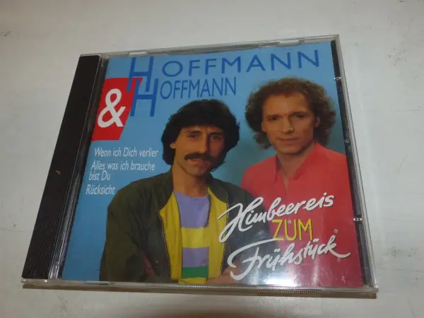 CD-Cover von Hoffmann & Hoffmann mit den beiden Künstlern und dem Titel "Himbeereis zum Frühstück".