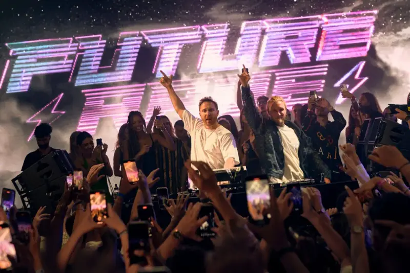 David Guetta und ein anderer DJ performen vor jubelnder Menge mit "FUTURE RAVE" Schriftzug.
